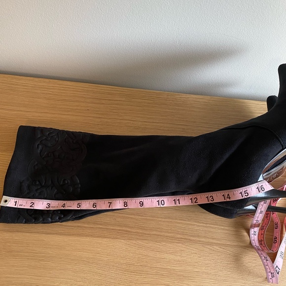 Gorgeous black suede Donald J Pliner pull on boots - Picture 10 of 11